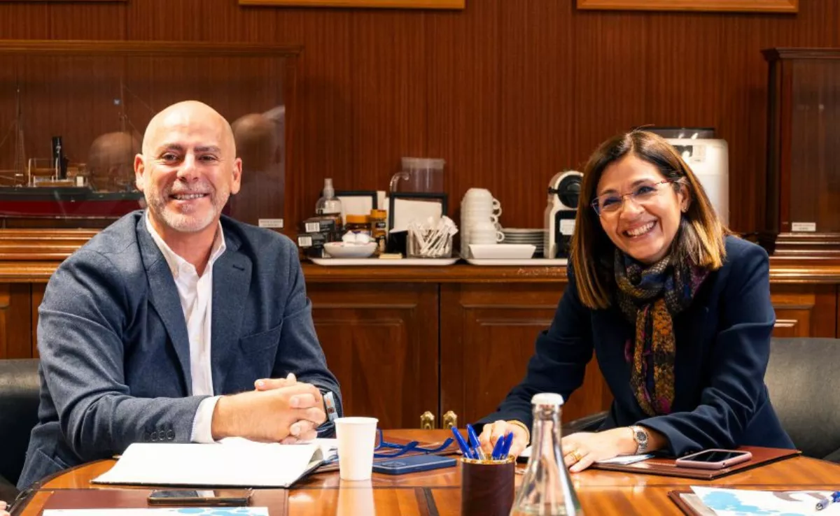 Eduardo Álvarez Jubells, de Albatros Inter Shipping, nuevo presidente de Asocelpa. A la derecha, Carmen Moreno, de MSC España, que sigue como vicepresidenta. / AH