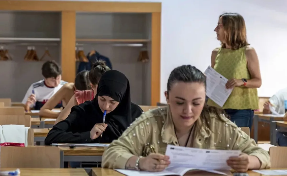 Imagen de una profesora en un aula / EFE