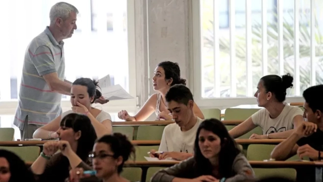 Imagen de un profesor en un aula / EFE