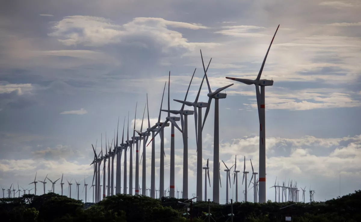 En la imagen, molinos que generan energía eólica / EFE