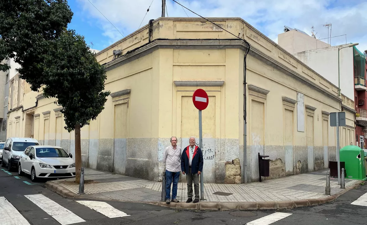 Octavio Cardoso, presidente de la Asociación Fuera de la Portada, y Domingo Santa, presidente de la Asociación de Vecinos Pamochamoso, frente a La Favorita / ARIADNA MARTÍNEZ - ATLÁNTICO HOY