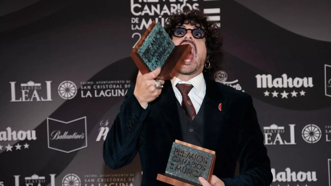Said Muti con sus dos premios Said Muti con sus dos premios