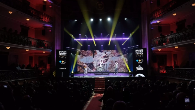 Actuación de la cantante Xerax durante la gala celebrada en el Teatro Leal Actuación de la cantante Xerax durante la gala celebrada en el Teatro Leal