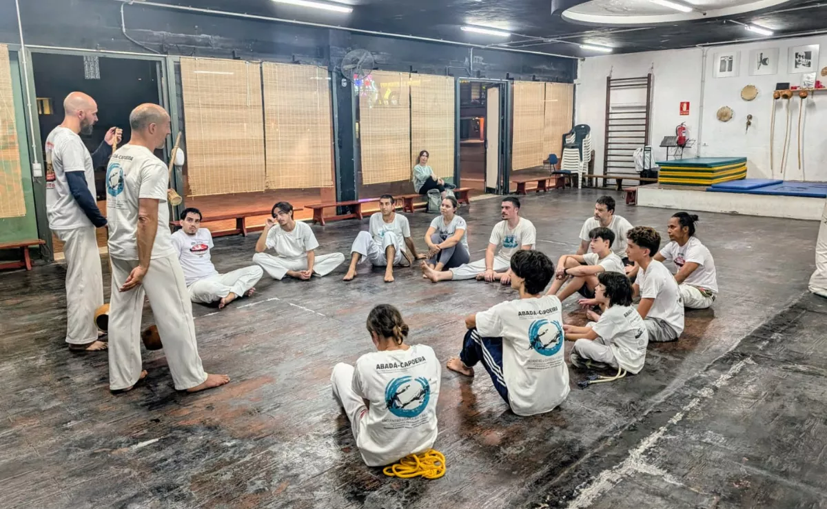 Alumnos durante una clase en el local de la Plaza de la Música que gestiona la asociación Abadá Capoeira Gran Canaria. / AH