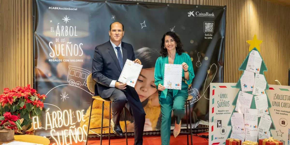  Manuel Afonso, director territorial de CaixaBank en Canarias, y Olga del Pino, responsable de Acción Social, durante la presentación de ‘El Árbol de los Sueños’. / CAIXABANK