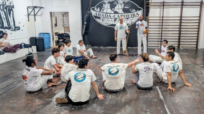 Otro momento de la clase de capoeira en la Plaza de la Música. / AH