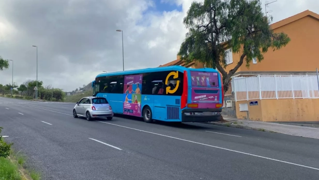 La guagua recorriendo el barrio de Ciudad del Campo / ARIADNA MARTÍNEZ - ATLÁNTICO HOY