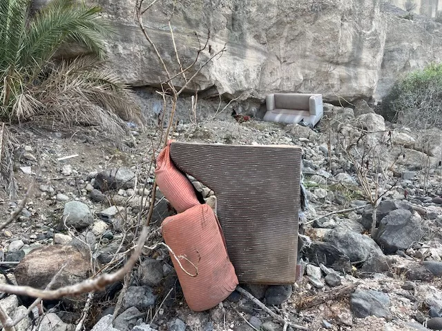 Sillones tirados en el barranco Guiniguada el pasado domingo 30 de noviembre