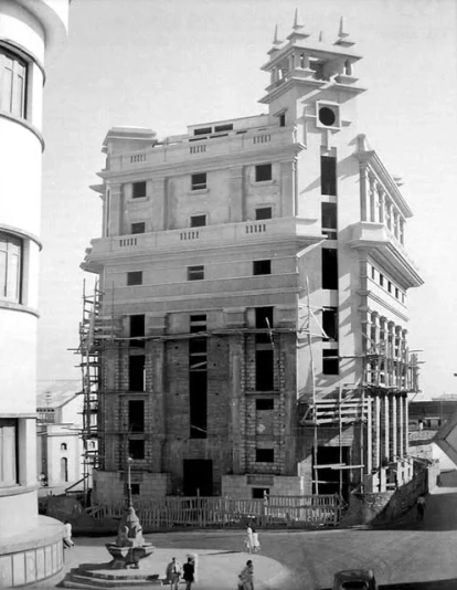 Construcción del edificio que albergó la Caja de Ahorros, años 50 |REDES Construcción del edificio que albergó la Caja de Ahorros, años 50 |REDES
