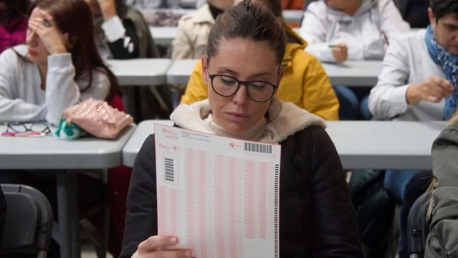 En la imagen, una joven durante una oposición / EFE En la imagen, una joven durante una oposición / EFE