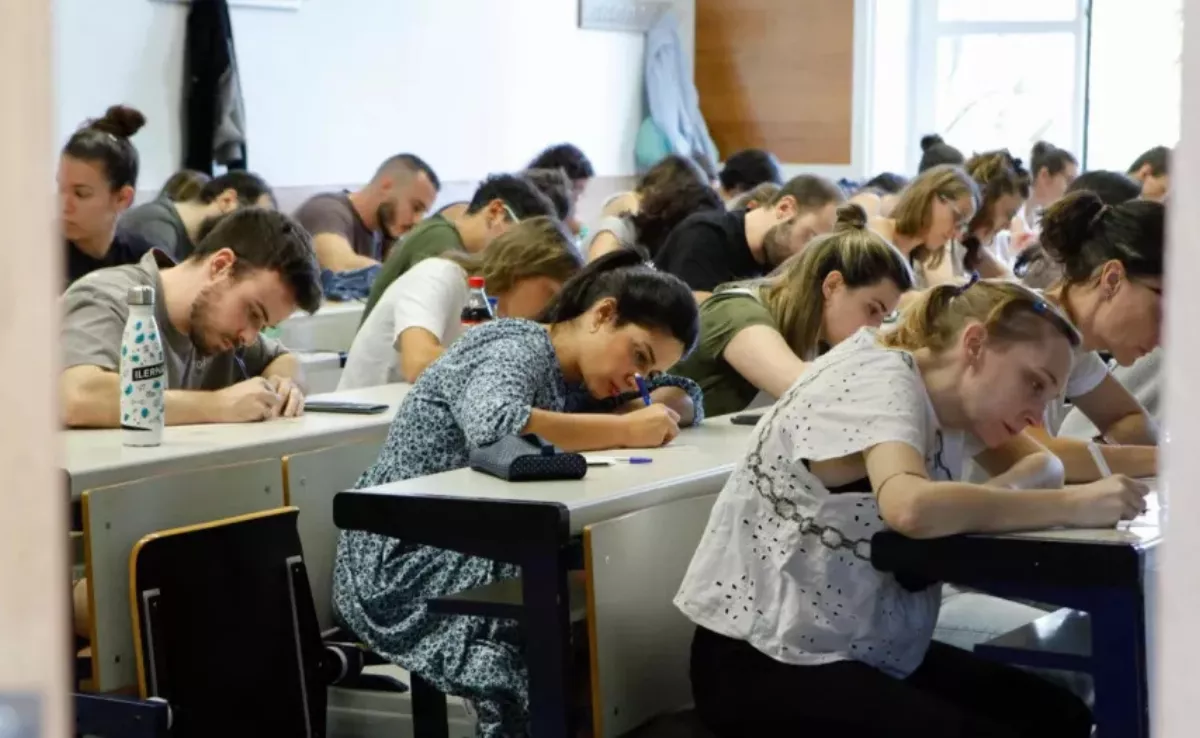 En la imagen, jóvenes opositando / EFE