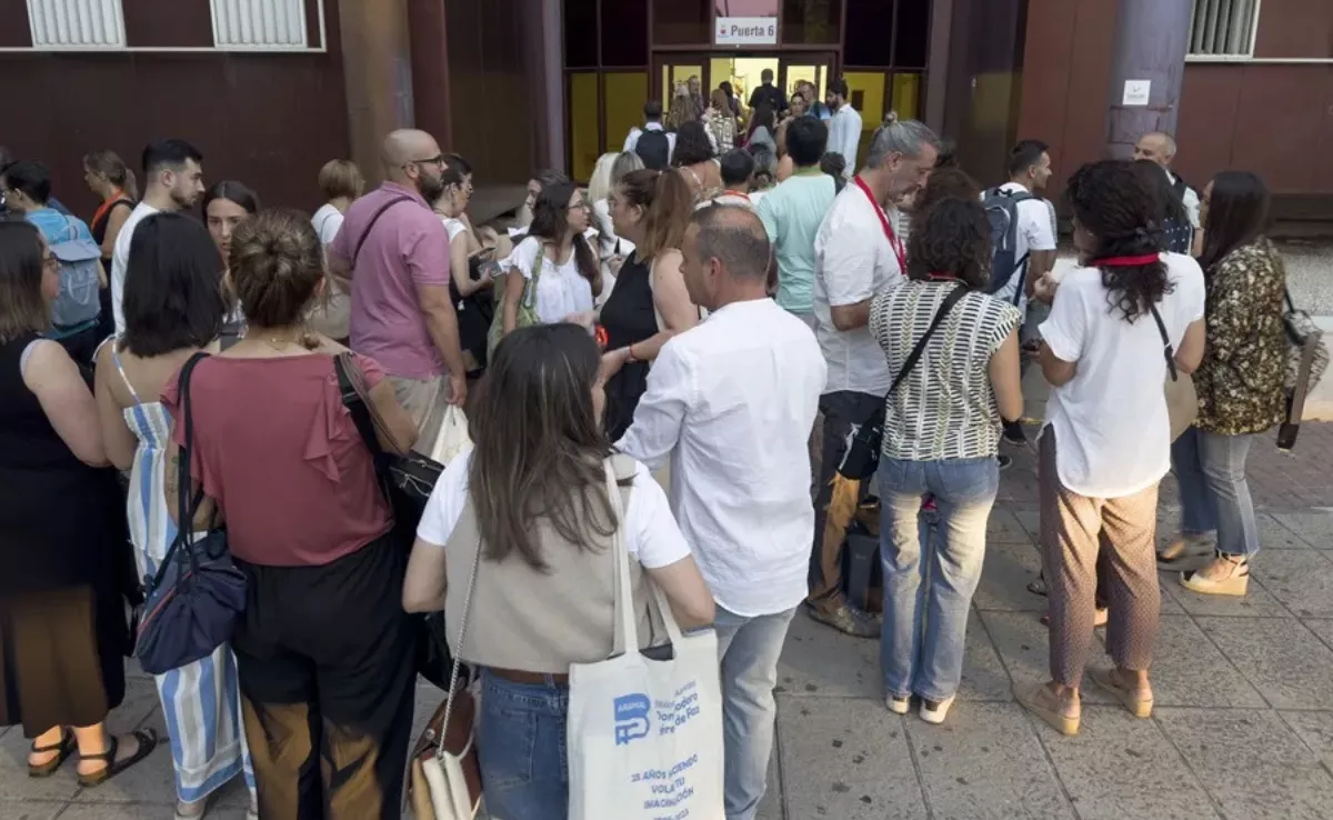 En la imagen, jóvenes a las puertas de una oposición / EFE