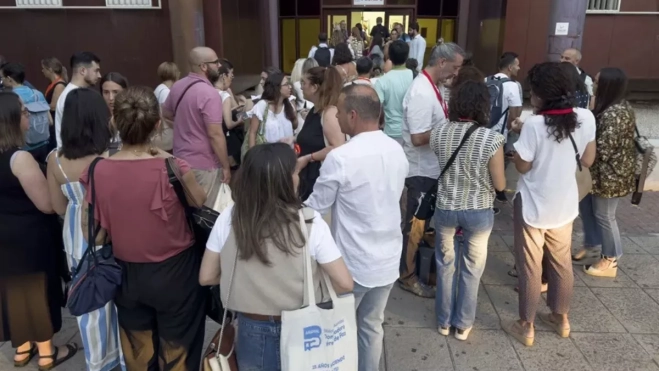 En la imagen, jóvenes a las puertas de una oposición / EFE En la imagen, jóvenes a las puertas de una oposición / EFE