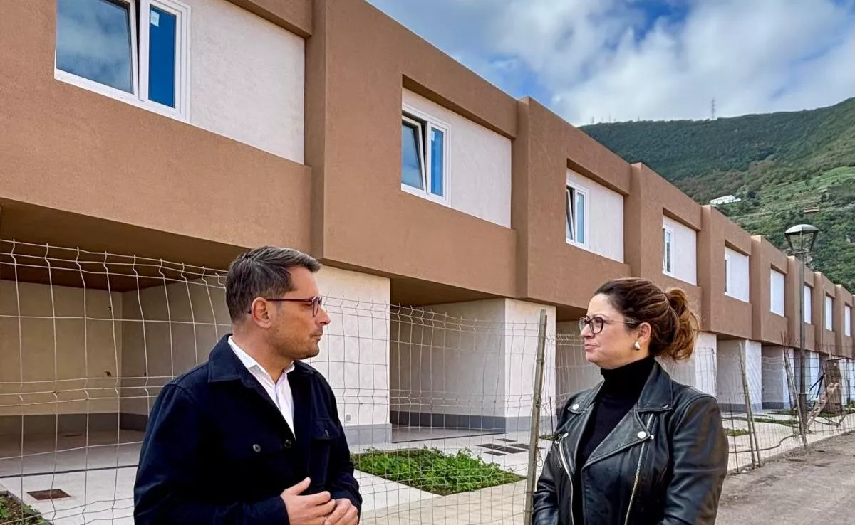 El alcalde de Los Realejos, Adolfo González, y la primera teniente de alcalde y concejala de Urbanismo, Noelia González. /Cedida