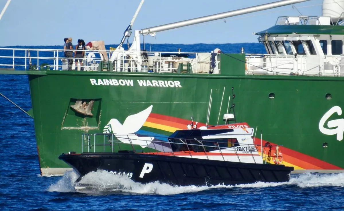 Una lancha de los prácticos junto al 'Rainbow Warrior', de Green Peace, en el Puerto de Las Palmas. / NICOLÁS AROCHA