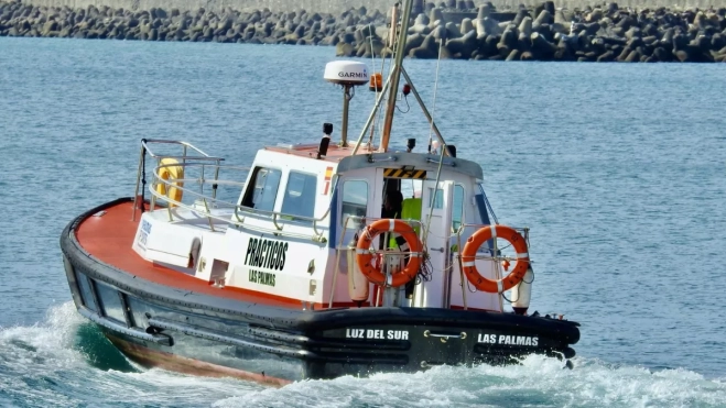 'La Luz del Sur', una de las embarcaciones de los prácticos en el Puerto de Las Palmas. / NICOLÁS AROCHA 'La Luz del Sur', una de las embarcaciones de los prácticos en el Puerto de Las Palmas. / NICOLÁS AROCHA