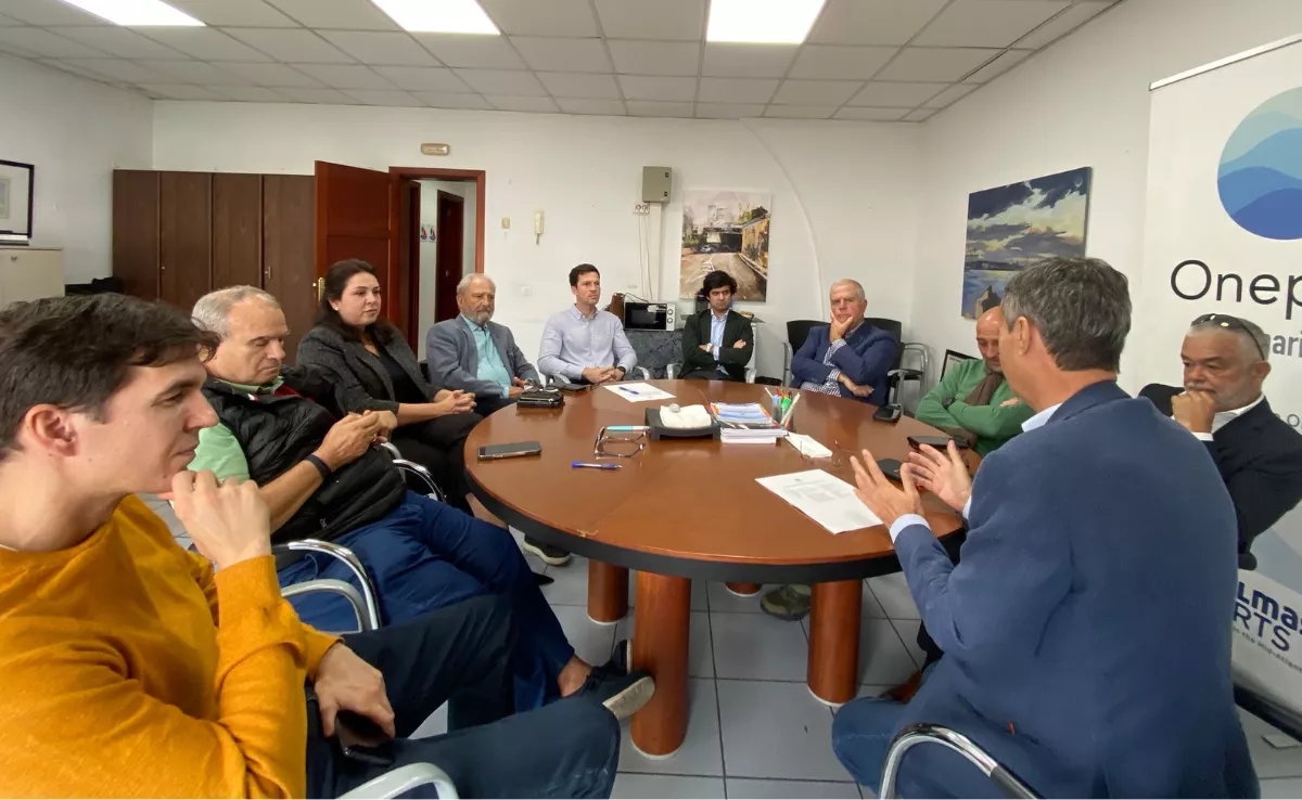 José Mayor, a la derecha, en primer término, con el resto de la junta directiva de Oneport. / AH