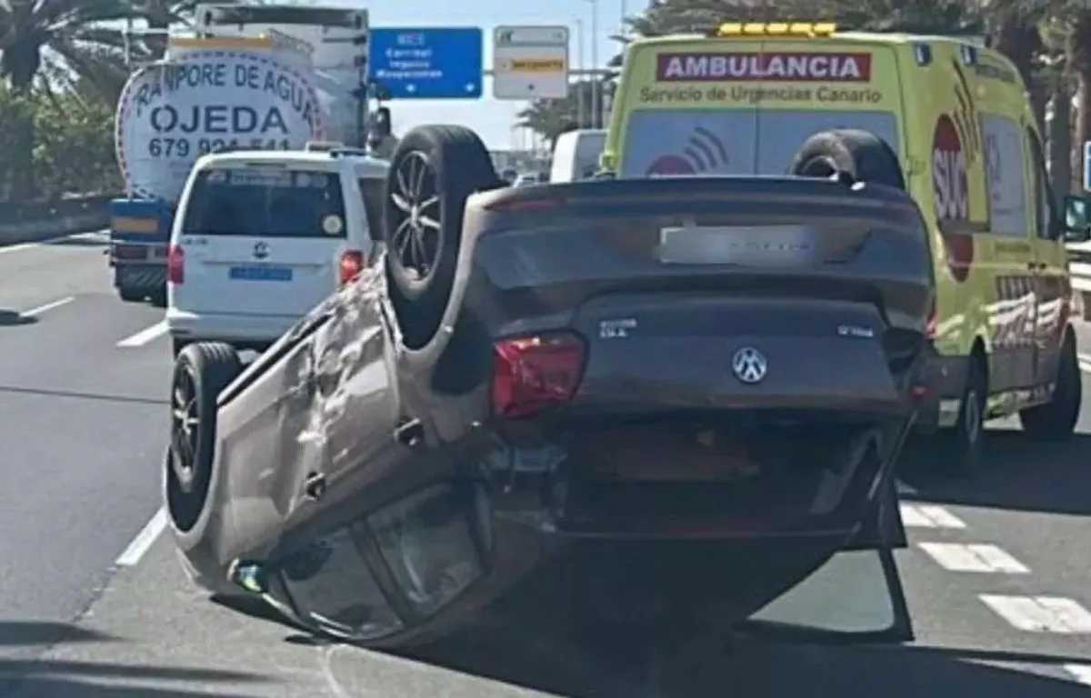 Herida una mujer tras volcar su coche en la GC-1 a la altura de Telde. AH