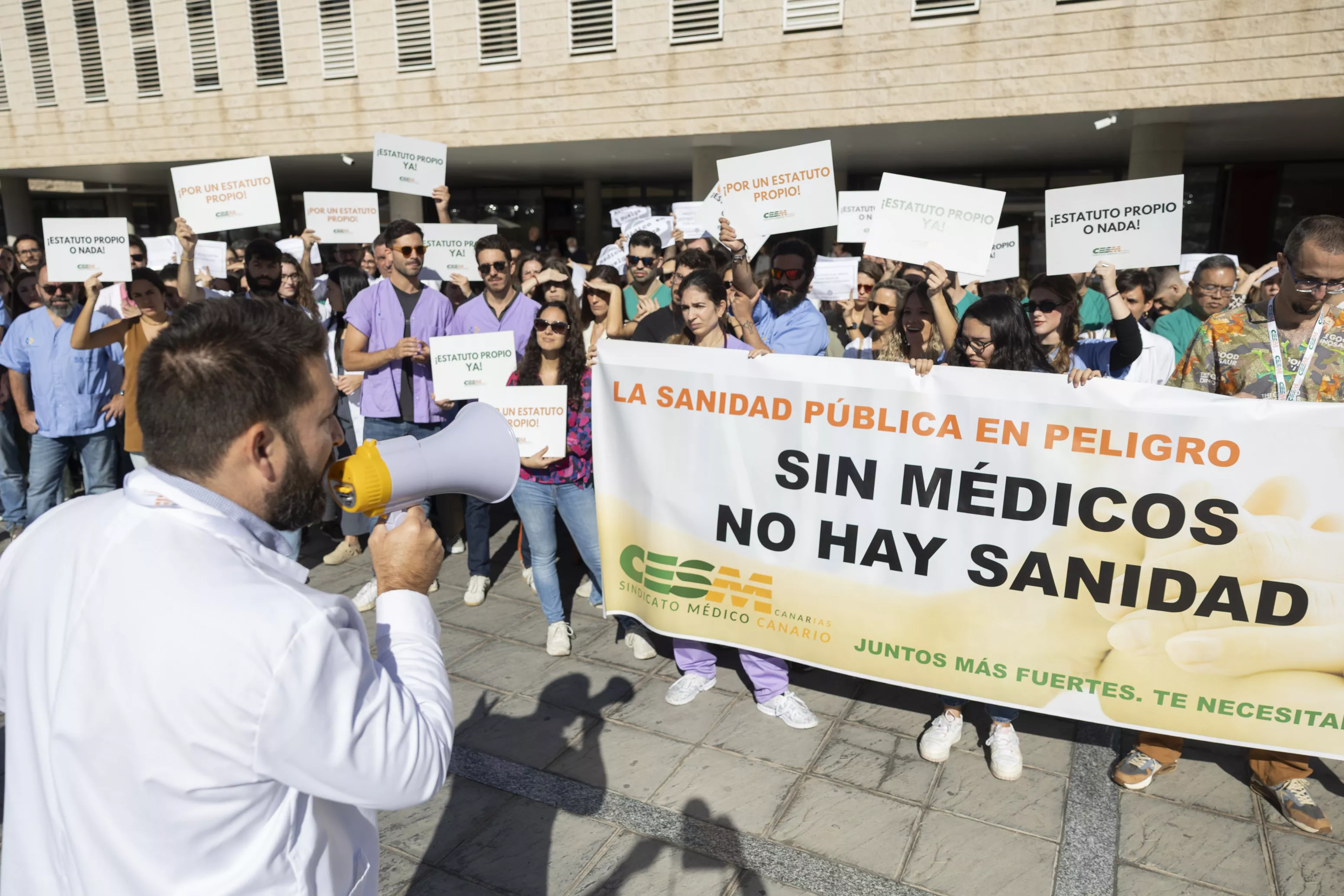 Concentración a las puertas del Hospital Doctor Negrín, convocada por la Confederación Española de Sindicatos Médicos para protestar por el anteproyecto de Ley de Estatuto Marco del Personal Estatutario del Sistema Nacional de Salud. / QUIQUE CURBELO-EFE
