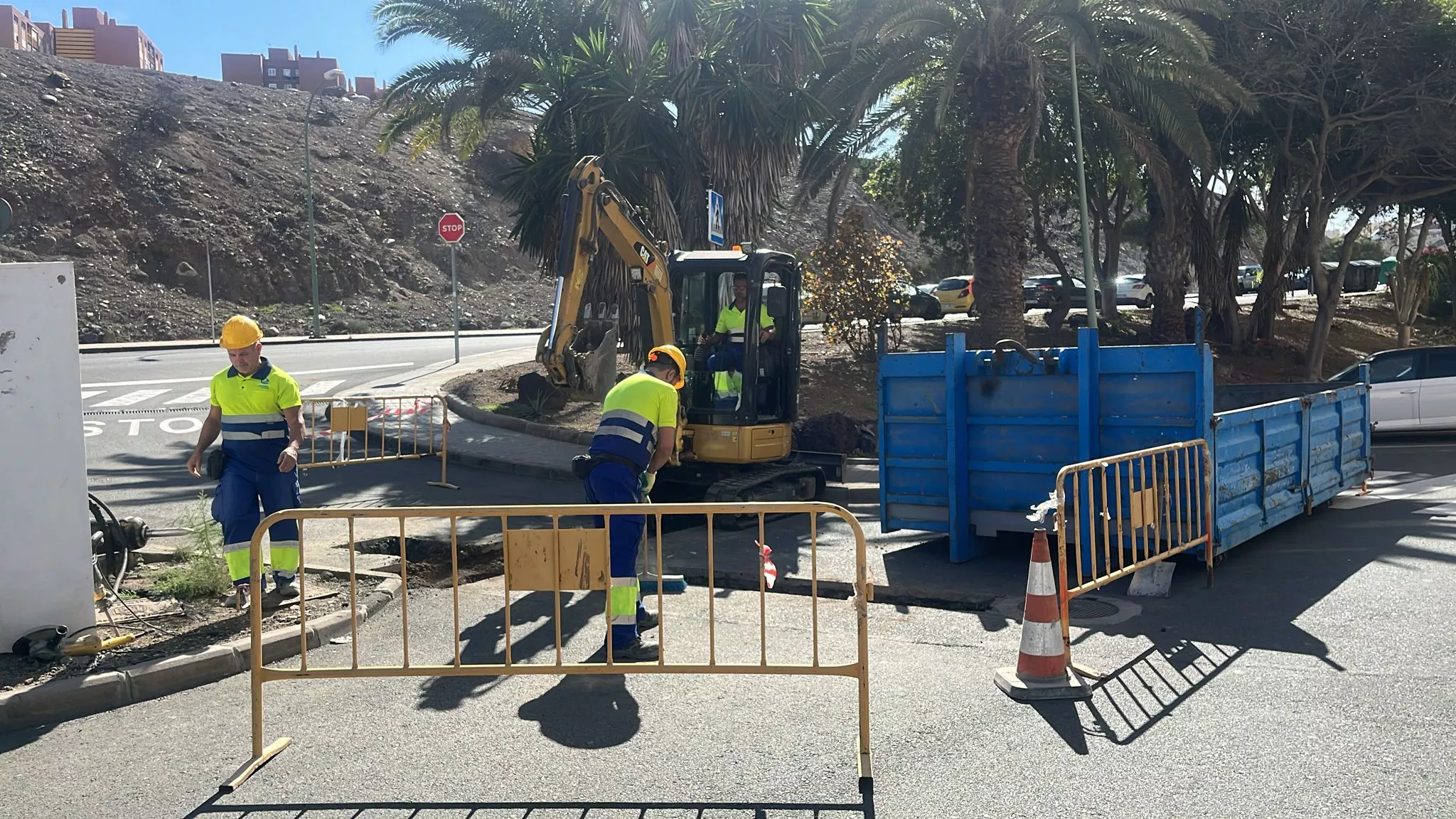 Instalación de nuevas rejillas en Reina Mercedes. Ayuntamiento de Las Palmas de Gran Canaria
