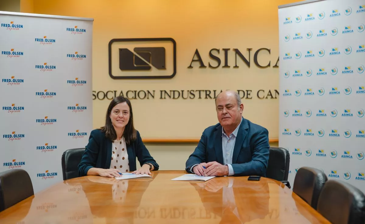 Virgilio Correa Suárez, presidente regional de Asinca, y Marina González Jansá, jefa de Comunicación y Marketing de Fred. Olsen Express. /Cedida