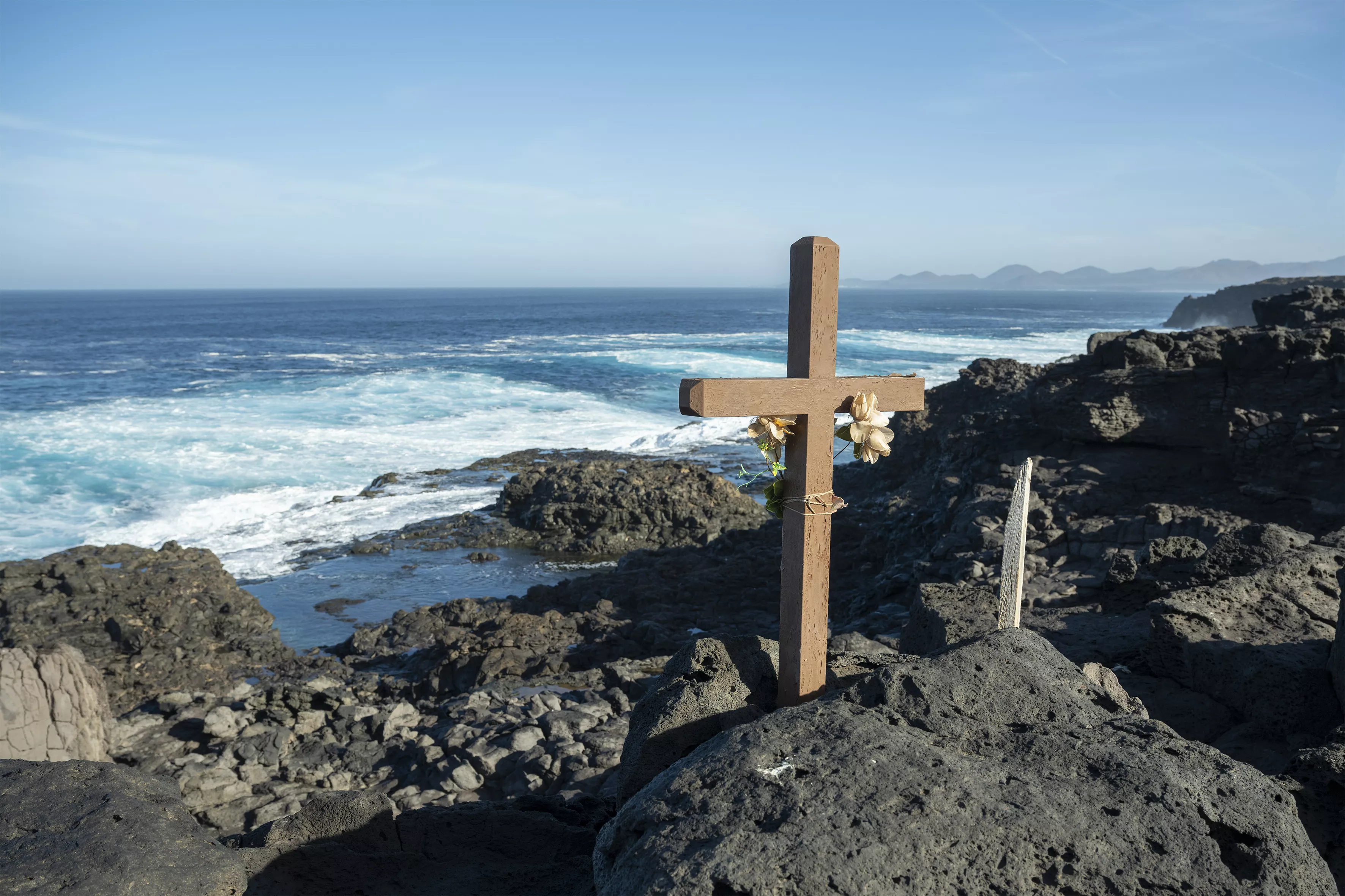 Zona conocida como Los Charcones, lugar del rescate de uno de los pescadores rescatados este lunes en la costa sur de Lanzarote. / ADRIEL PERDOMO-EFE