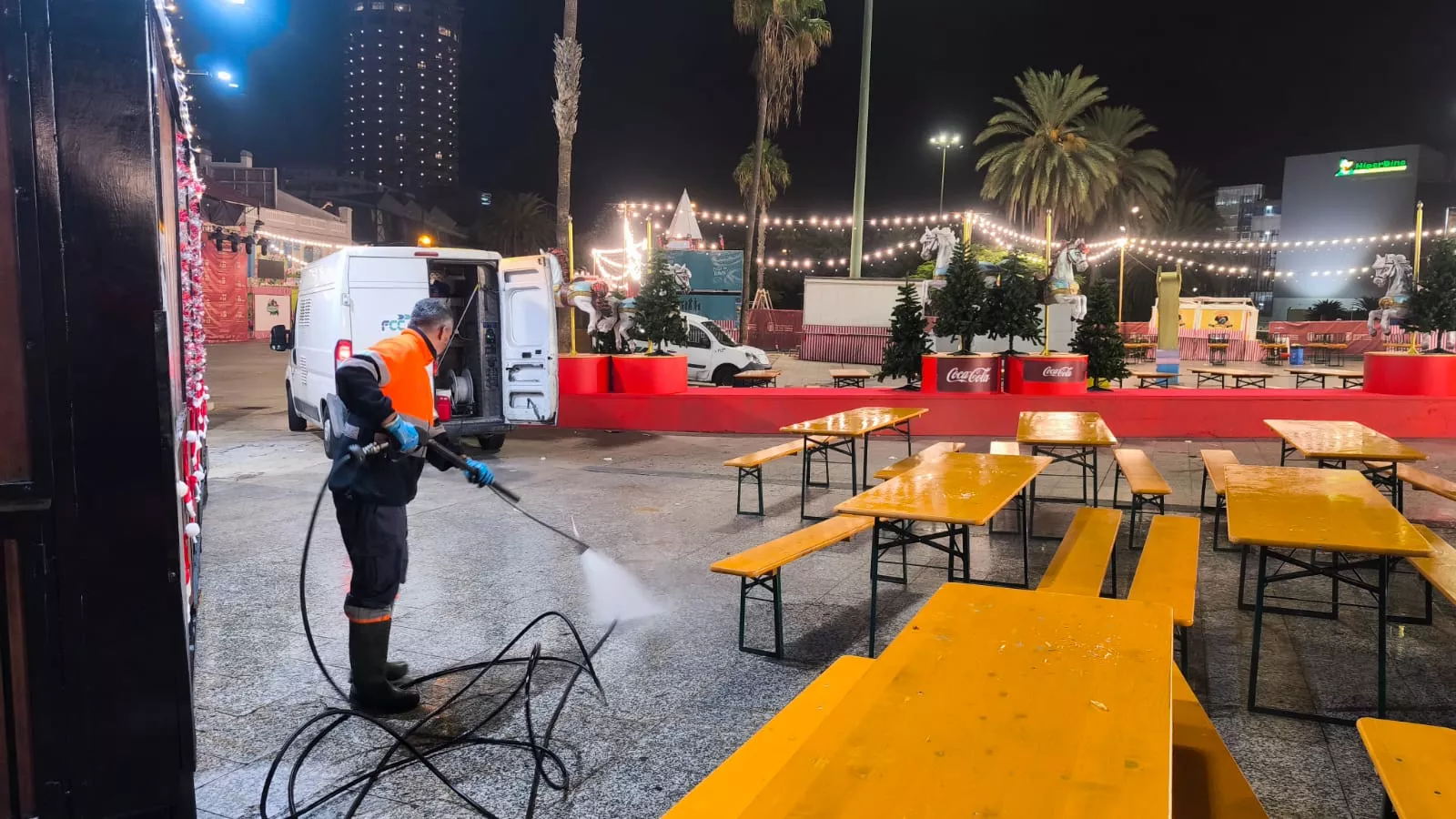 Operario limpiando el suelo con agua a presión en el parque Santa Catalina. AH