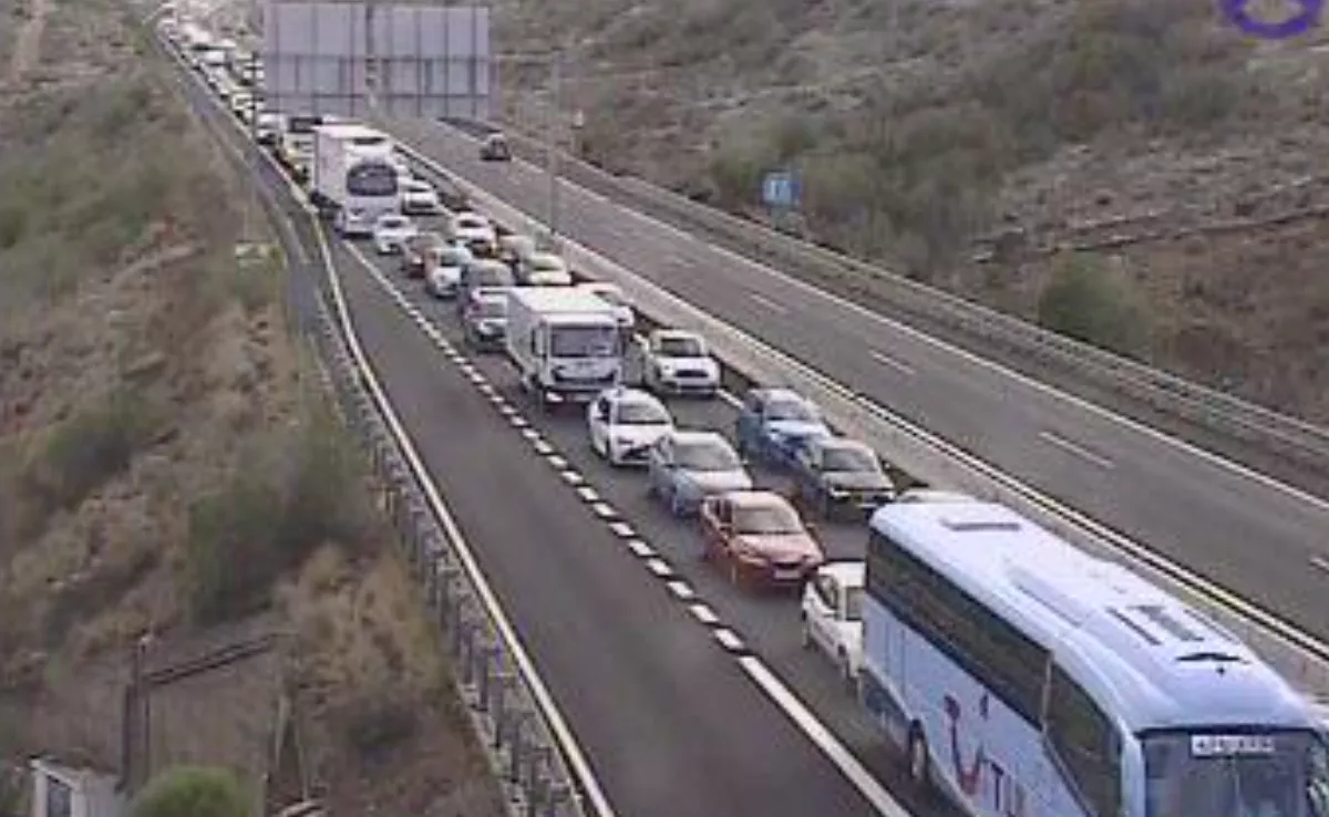 Retenciones por un accidente en la autopista TF-1. /CARRETRAS DE TENERIFE