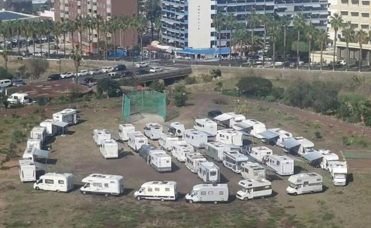 Decenas de autocaravanas y caravanas en el descampado del barranco de San Felipe, en Puerto de la Cruz, después de haber sido expulsadas del aparcamiento en el Pichirri./ CEDIDA