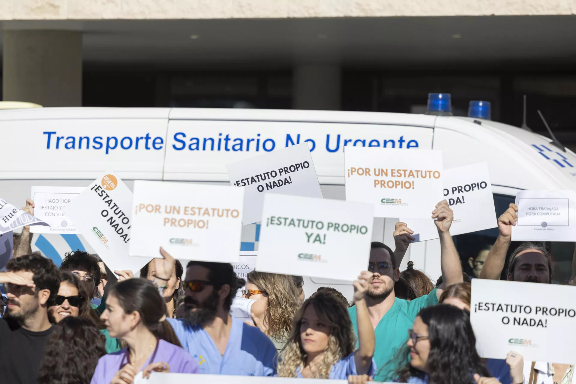 Los médicos del Hospital Doctor Negrín denuncian “servicios mínimos abusivos” durante la huelga. / QUIQUE CURBELO-EFE