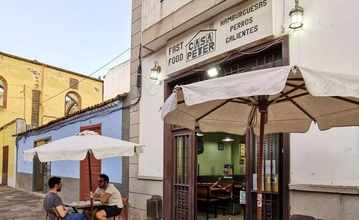 Exterior del local de Casa Peter en Núñez de la Peña. /Redes