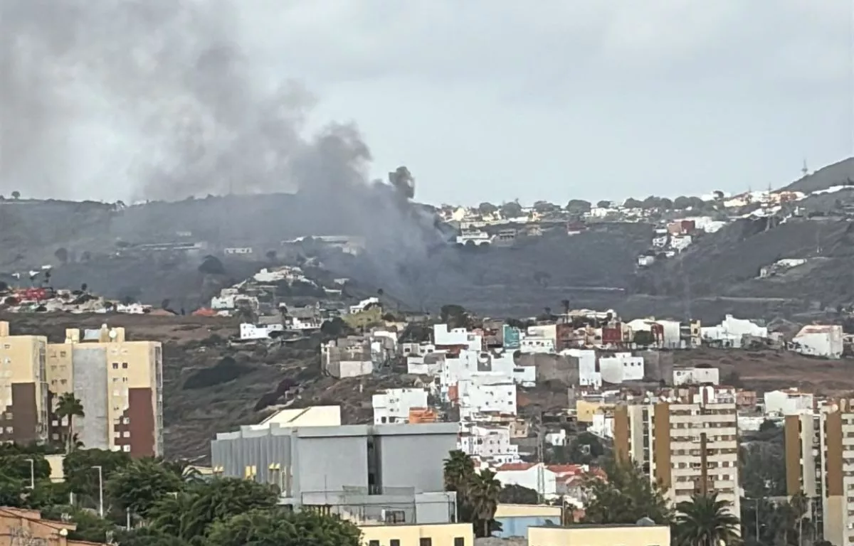 Declarado un incendio en el Lomo del Sabinal en Las Palmas de Gran Canaria. AH