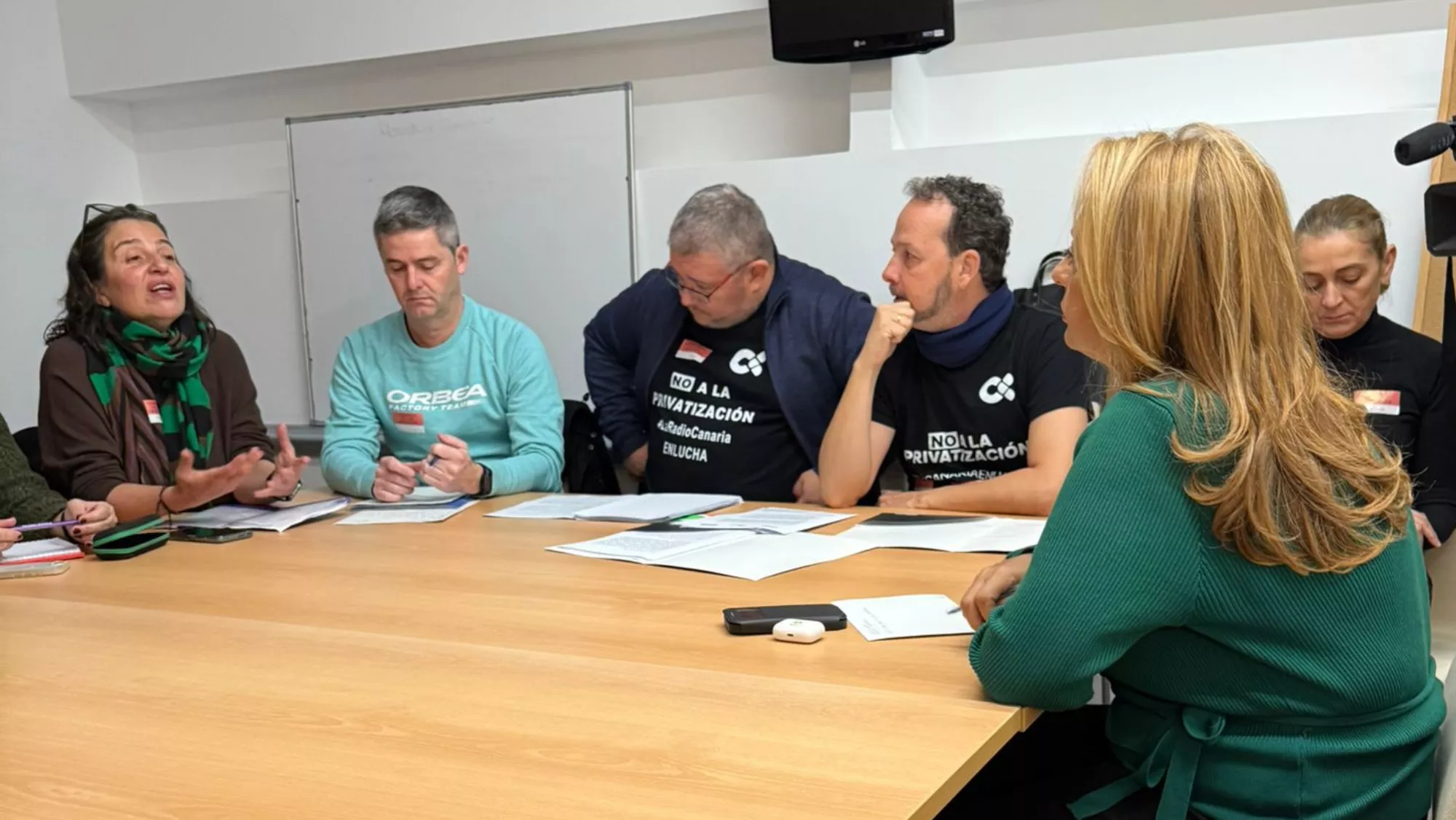 La diputada de CC, Cristina Valido, con miembros de los comités de empresa de todas las radios y televisiones públicas integradas en la Plataforma RTVs Públicas en Lucha. CEDIDA