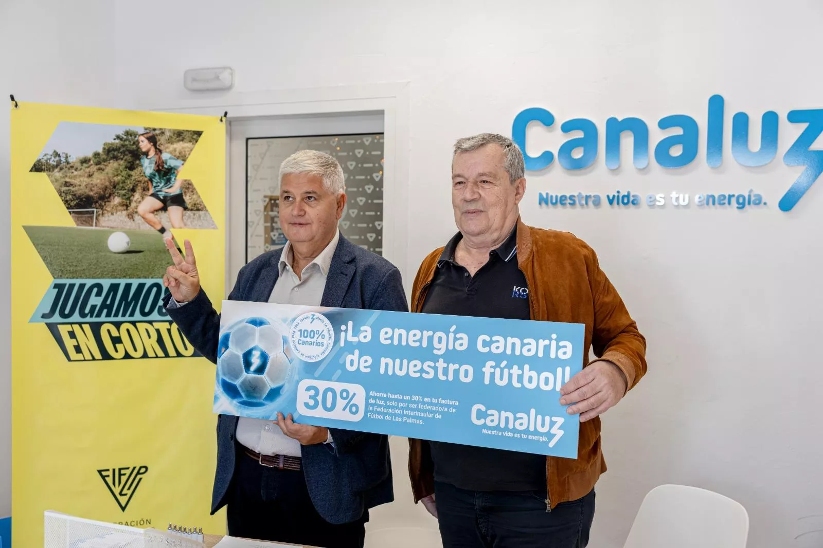 El presidente de la Federación Interinsular de Fútbol de Las Palmas, José Juan Arencibia Alemán y el director general de Canaluz, Lorenzo Muñoz Cerdeña, durante la presentación del Convenio en la sede de Canaluz Vecindario. / MARCOS DE RADA