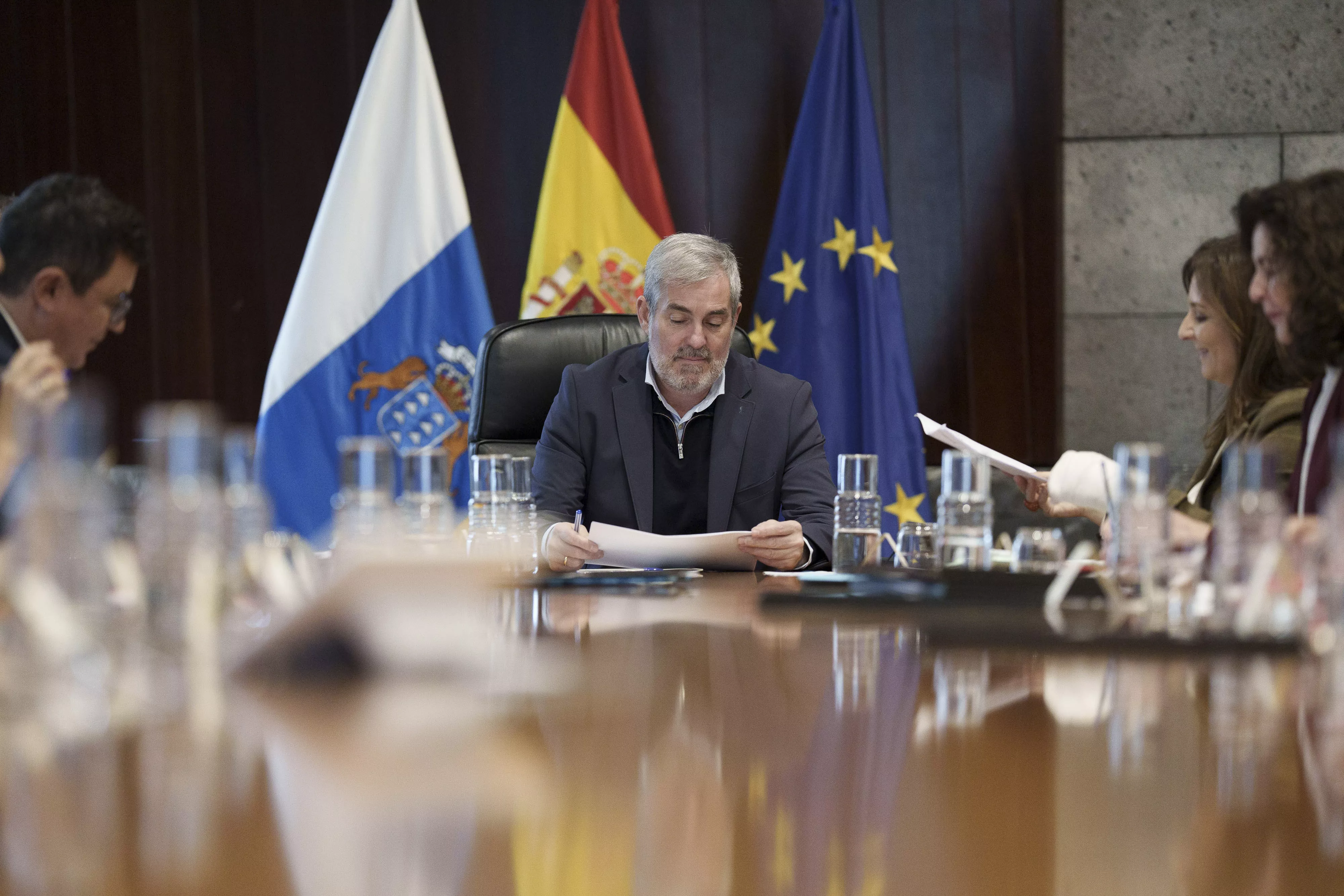 El presidente de Canarias, Fernando Clavijo, durante la celebración del Consejo de Gobierno del Ejecutivo canario. / RAMÓN DE LA ROCHA-EFE