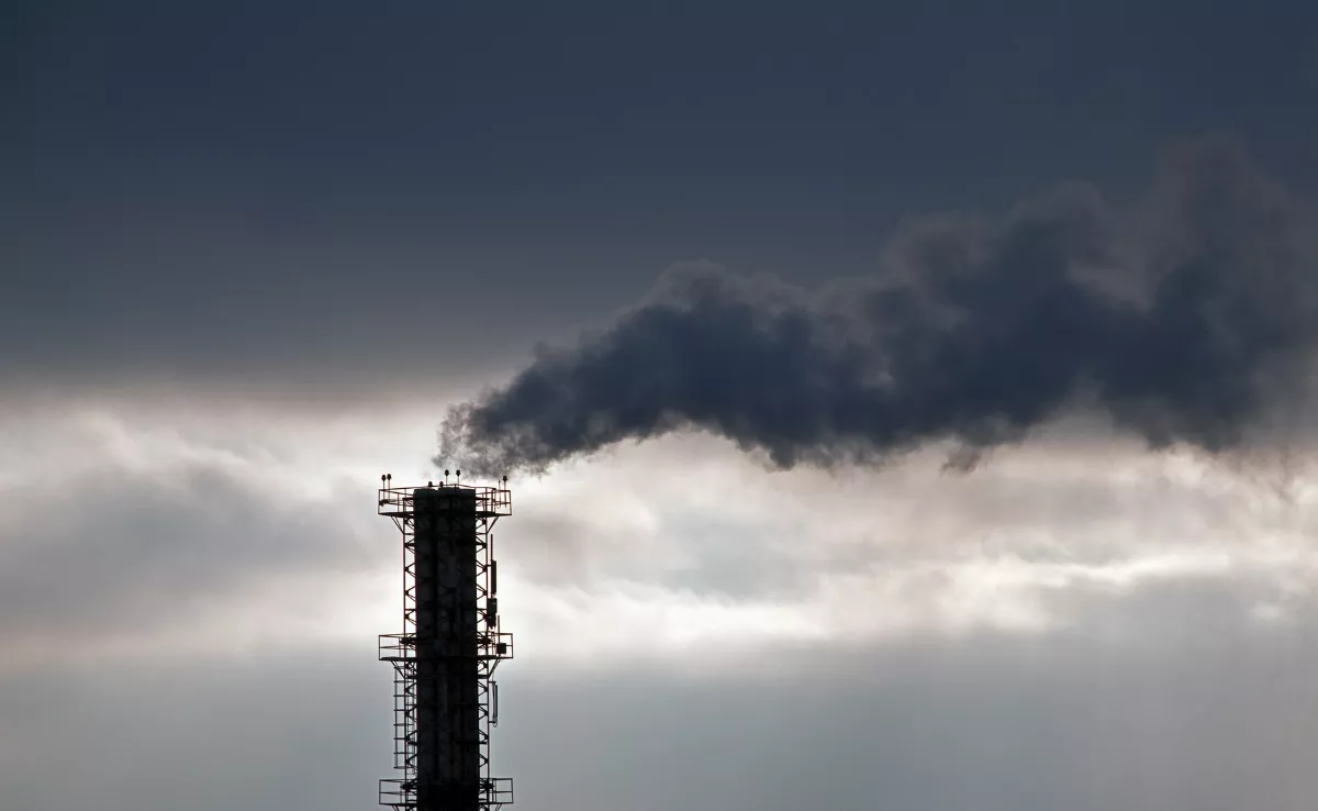 Una chimenea de una industria emitiendo gases contaminantes. / IMAGEN DE LA RED