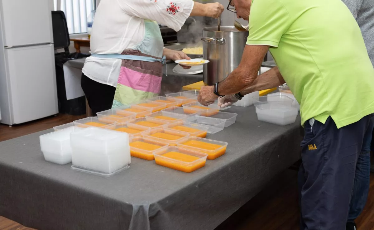 El Comedor Social San Pedro ofrece almuerzos a 60 personas cada día, de lunes a viernes / CEDIDA