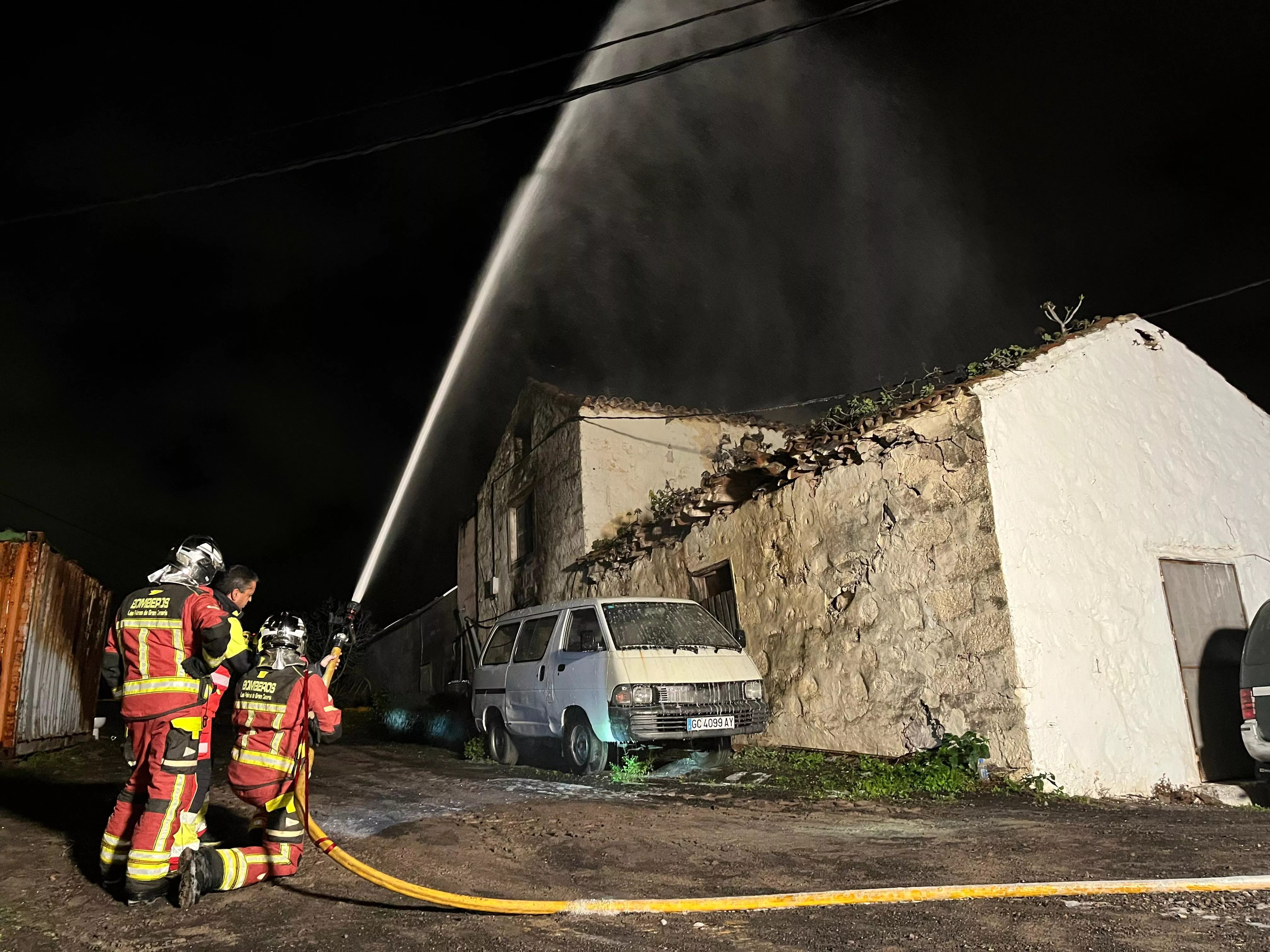 Bomberos de Las Palmas de Gran Canaria, en el incendio en una finca en Lomo Sabinal. AH