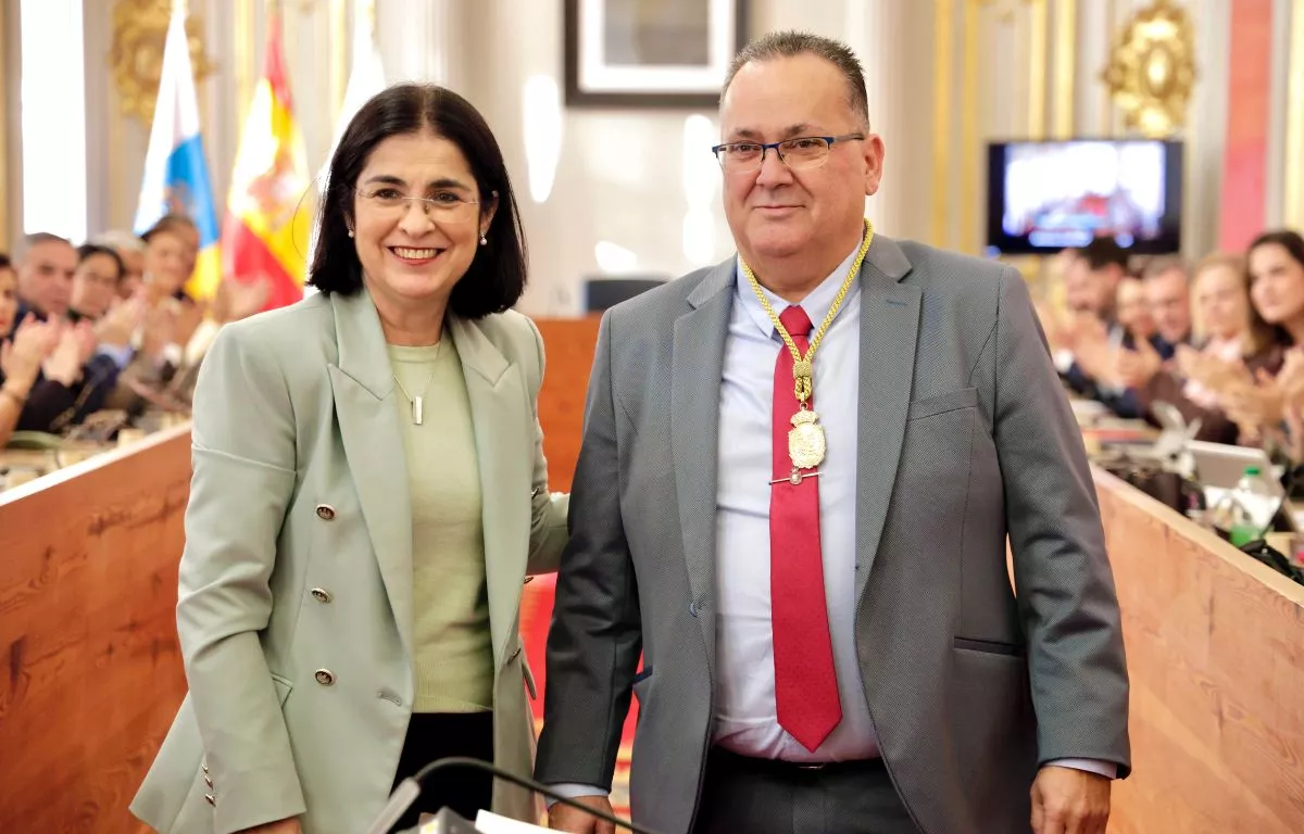 La alcaldesa, Carolina Darias, junto al nuevo concejal, Alexis Rodríguez. AH