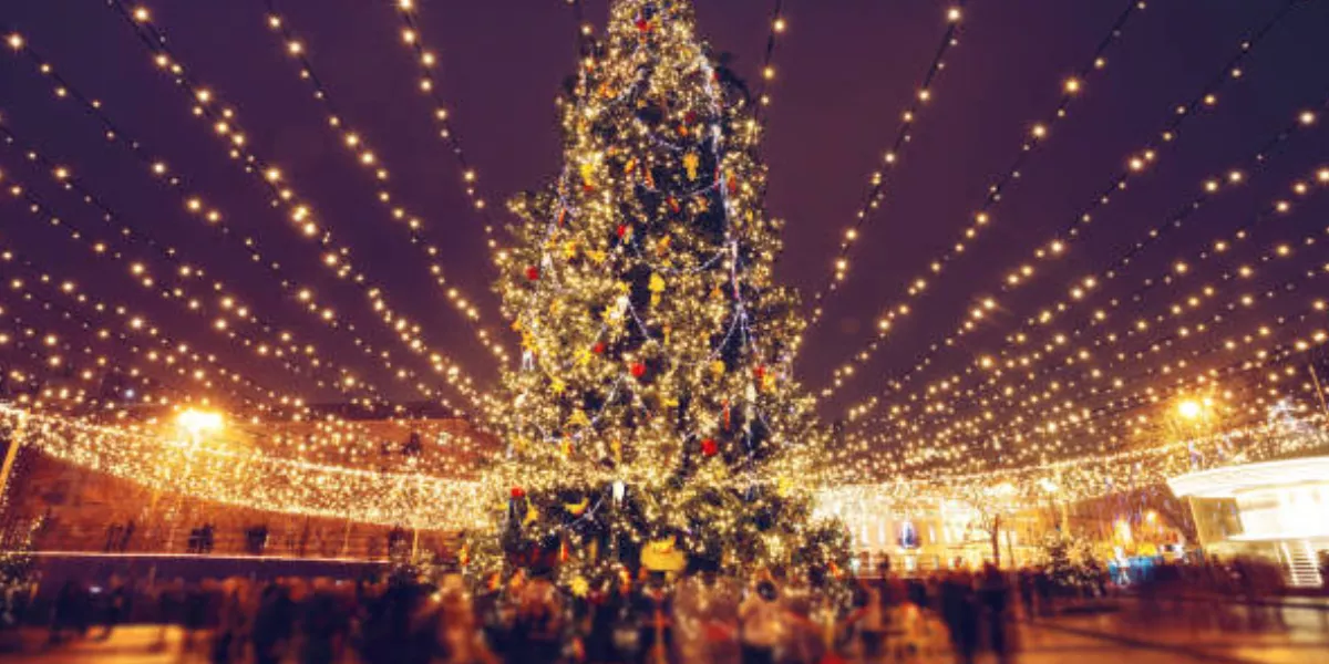 Imagen de personas en la calle en épocas de Navidad / PEXELS