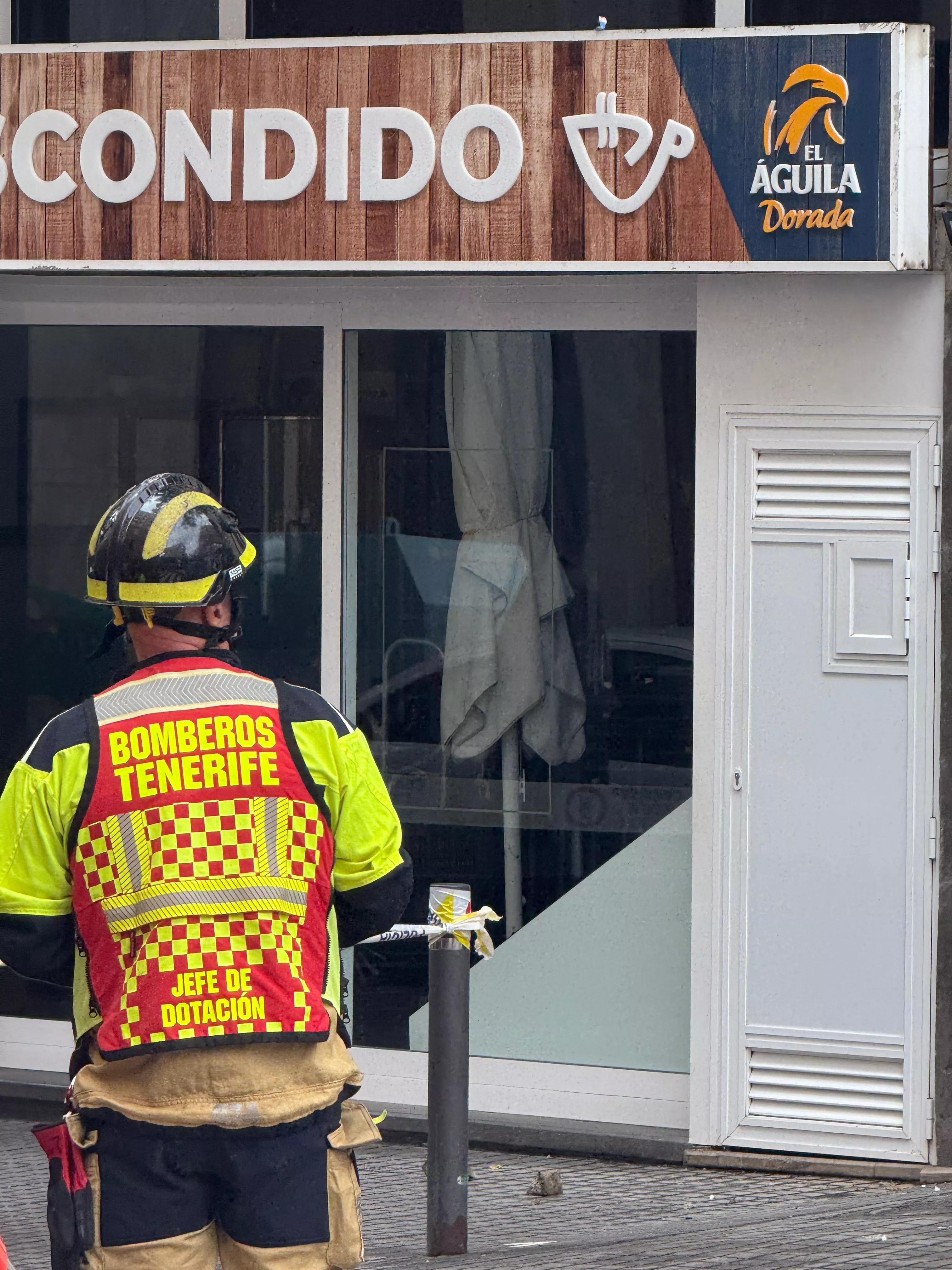 Un bombero inspecciona los desprendimientos del número 9 de la calle Puerto Escondido de Santa Cruz de Tenerife./ AH Un bombero inspecciona los desprendimientos del número 9 de la calle Puerto Escondido de Santa Cruz de Tenerife./ AH