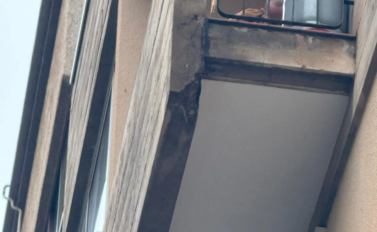 Uno de los balcones que sufrió desprendimientos de cascotes en la calle Puerto Escondido de Santa Cruz de Tenerife el 3 de diciembre de 2025./ AH Uno de los balcones que sufrió desprendimientos de cascotes en la calle Puerto Escondido de Santa Cruz de Tenerife el 3 de diciembre de 2025./ AH