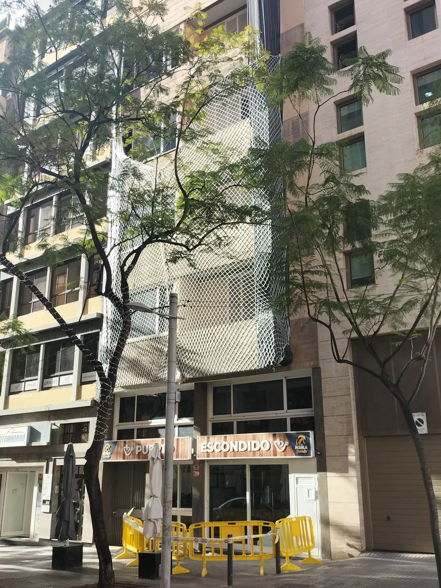 Mallas anticaída de cascotes colocadas en el edificio sito en el número 9 de la calle Puerto Escondido, en Santa Cruz de Tenerife, tras un desprendimiento./ AH Mallas anticaída de cascotes colocadas en el edificio sito en el número 9 de la calle Puerto Escondido, en Santa Cruz de Tenerife, tras un desprendimiento./ AH