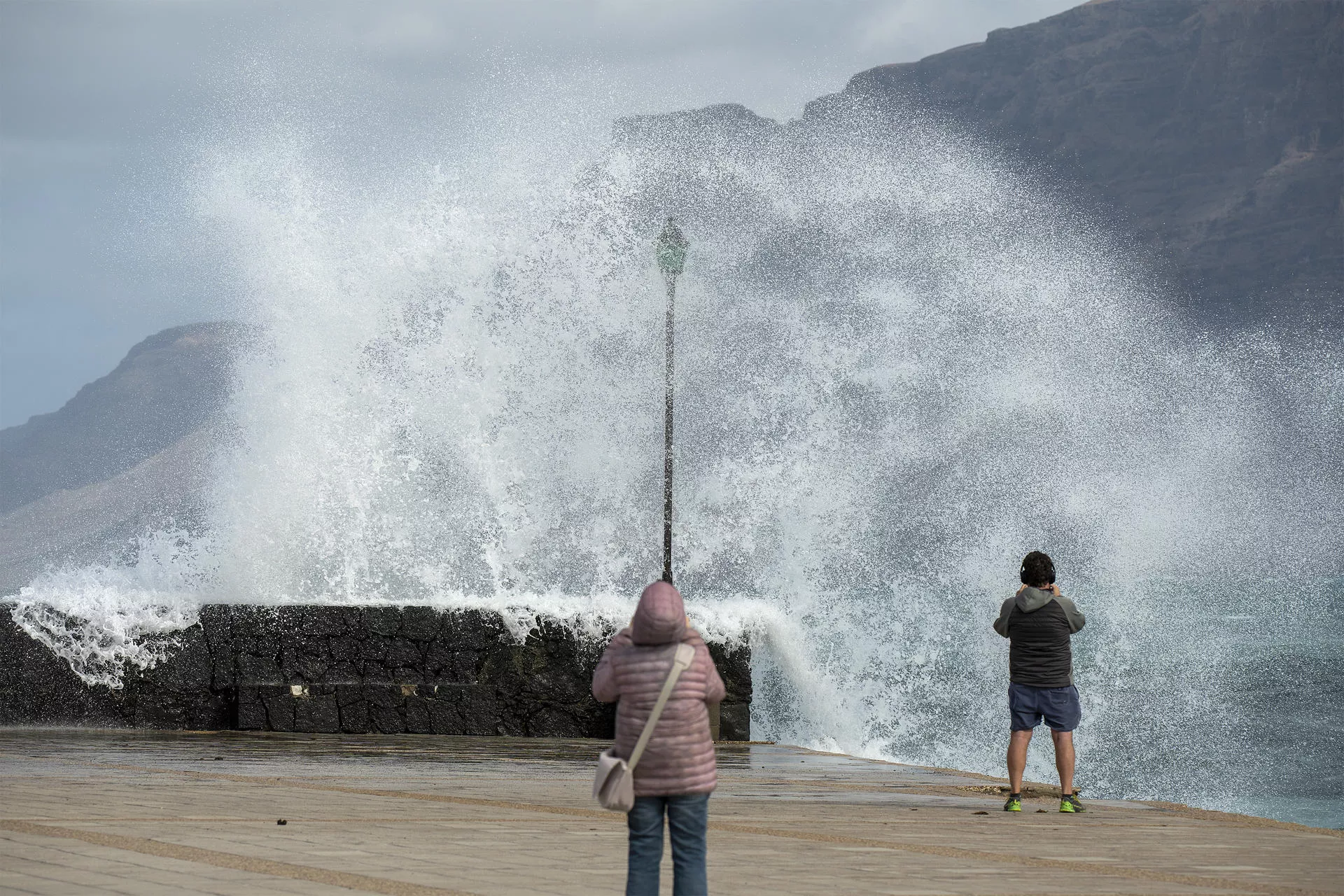 Momento de un temporal este diciembre en Lanzarote. / ADRIEL PERDOMO-EFE Momento de un temporal este diciembre en Lanzarote. / ADRIEL PERDOMO-EFE