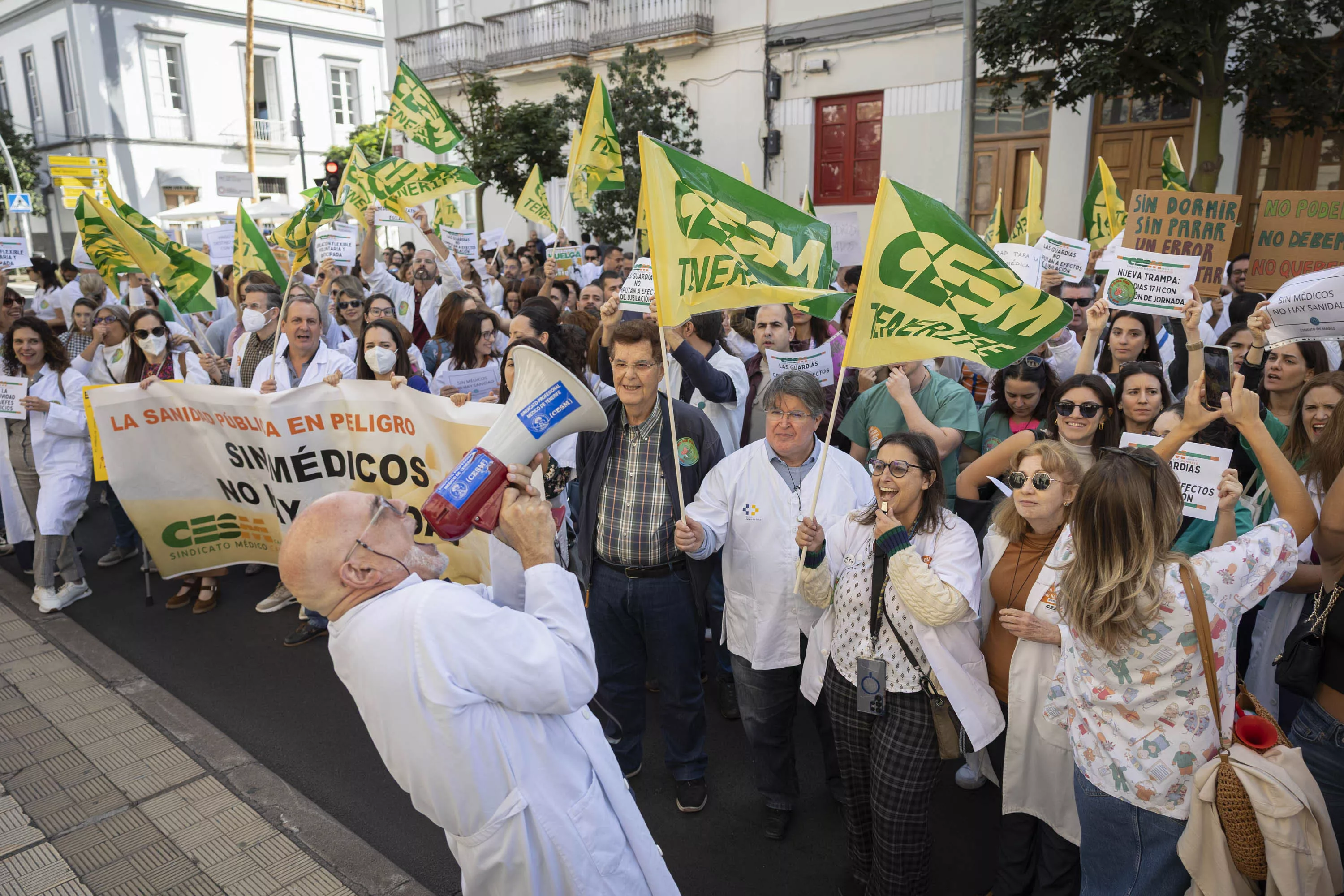 Médicos concentrados este jueves a las puertas de la Delegación del Gobierno, en Tenerife. / MIGUEL BARRETO-EFE