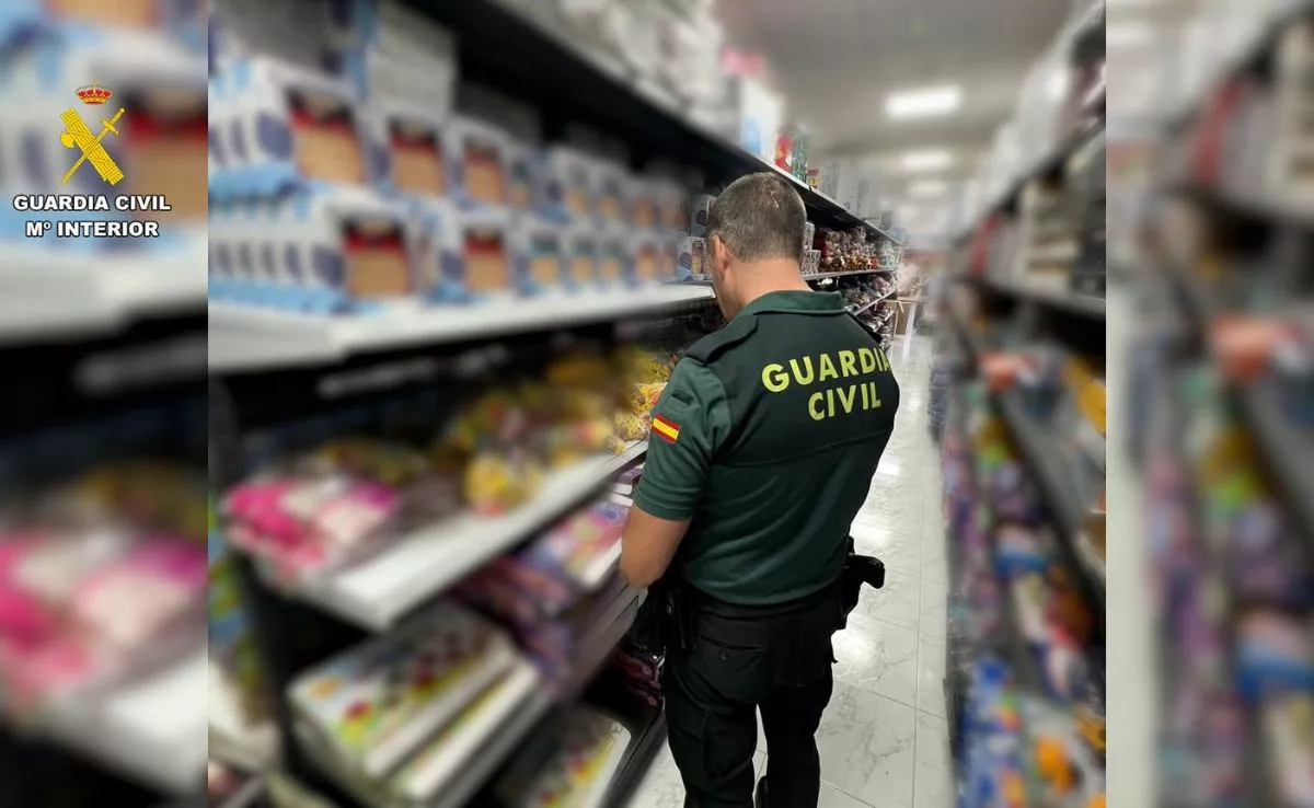 Un agente de la Guardia Civil en el local intervenido. /Cedida
