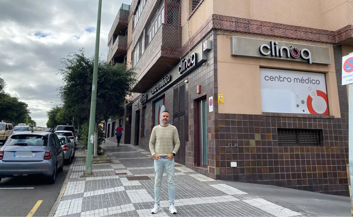 José de la Rosa, presidente de la comunidad de vecinos que lleva denunciando más de tres años las obras del centro médico / ARIADNA MARTÍNEZ - ATLÁNTICO HOY