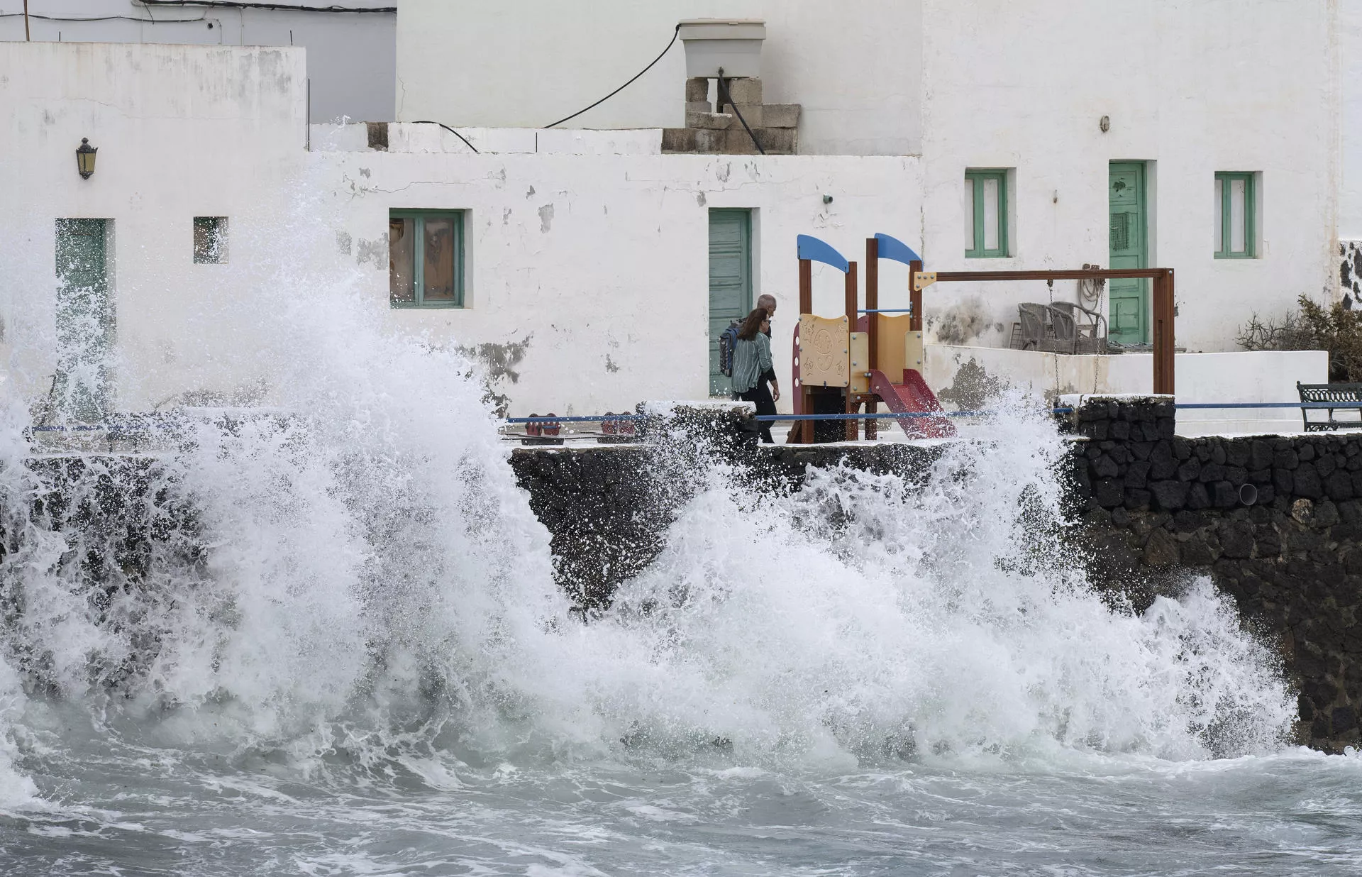  Embate del mar en el paseo marítimo de Punta Mujeres, en el municipio de Haría (Lanzarote, Canarias). / ADRIEL PERDOMO-EFE