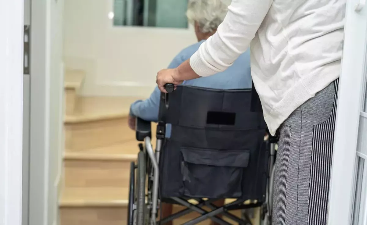 Persona en situación de dependencia con su cuidadora. 