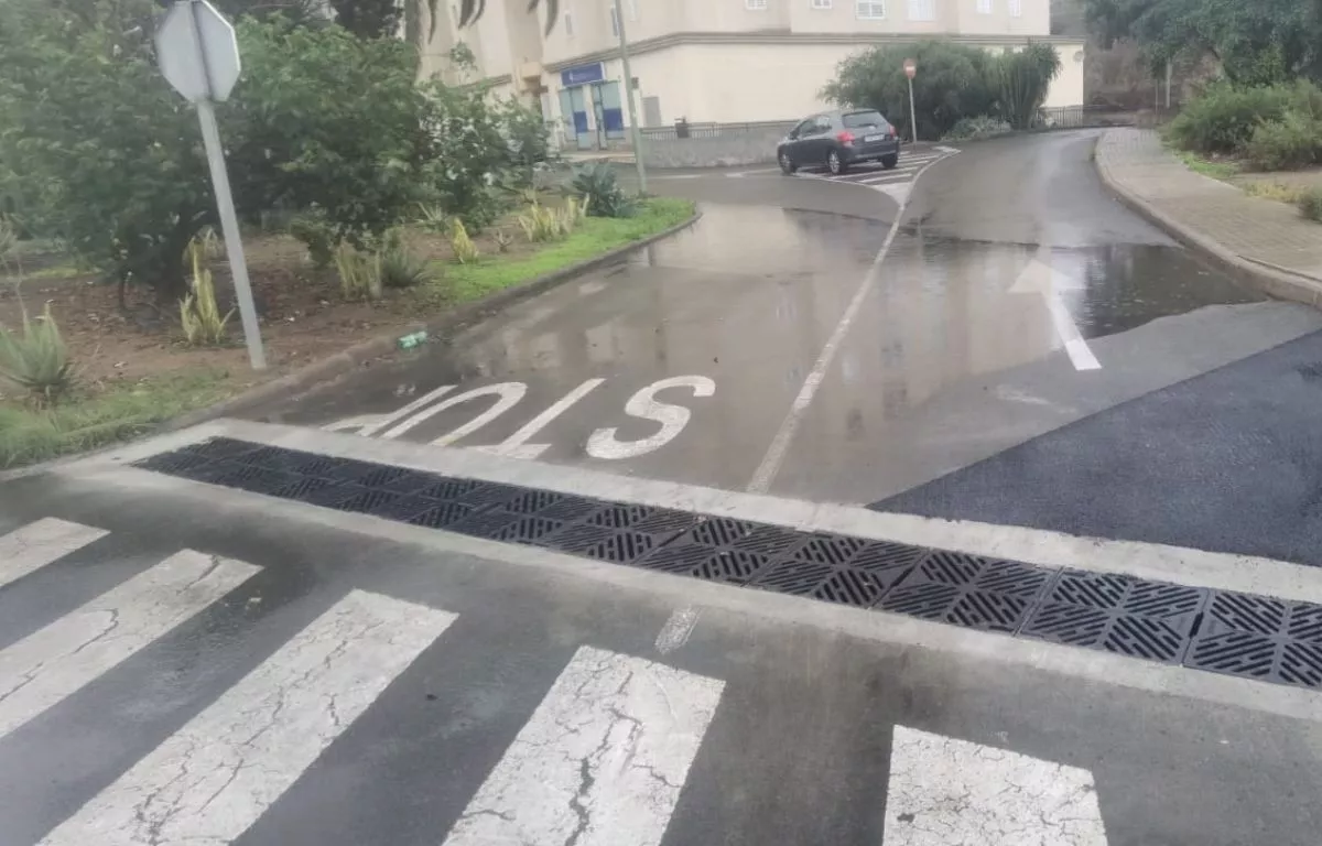 Las nuevas rejillas instaladas esta semana en el acceso a Reina Mercedes no han evitado que el agua vuelva a acumularse con las primeras lluvias. AH